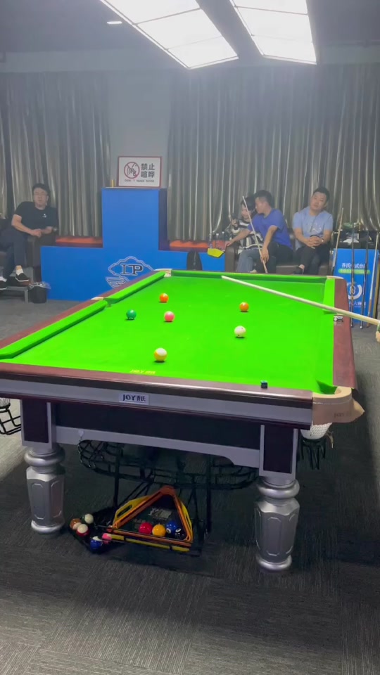 足球赛场上 足球赛场上