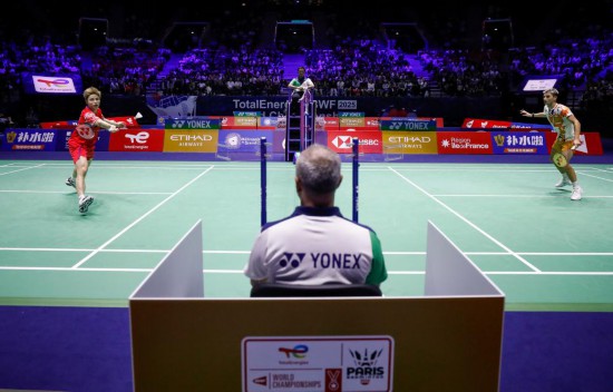 在约旦中立 在约旦中立